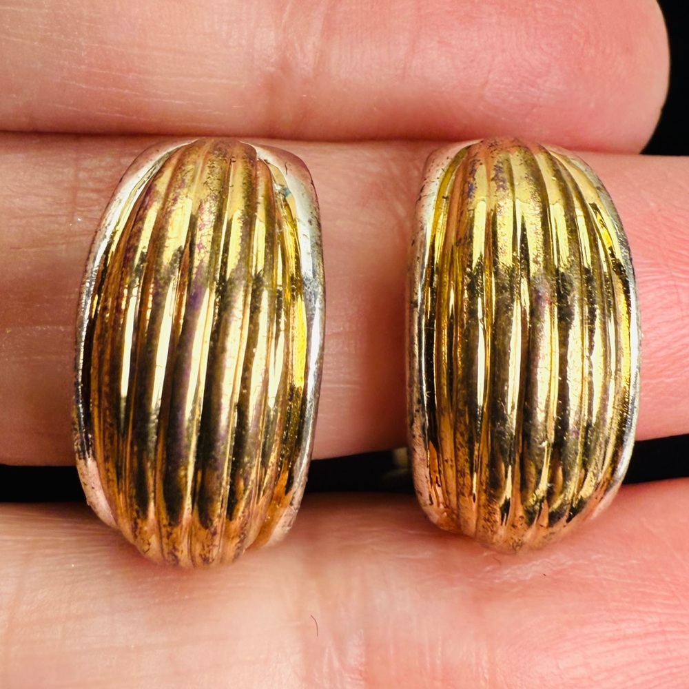 Vintage weighted, two tone, goldtone, silvertone, ribbed clip on earrings - Picture 9 of 9